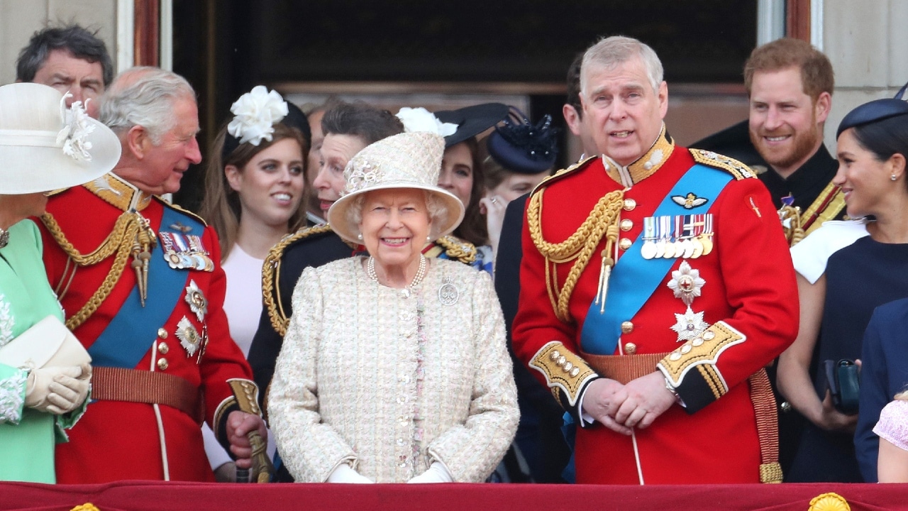 Reina Isabel quita títulos militares a su hijo, el príncipe Andrés, por escándalo sexual