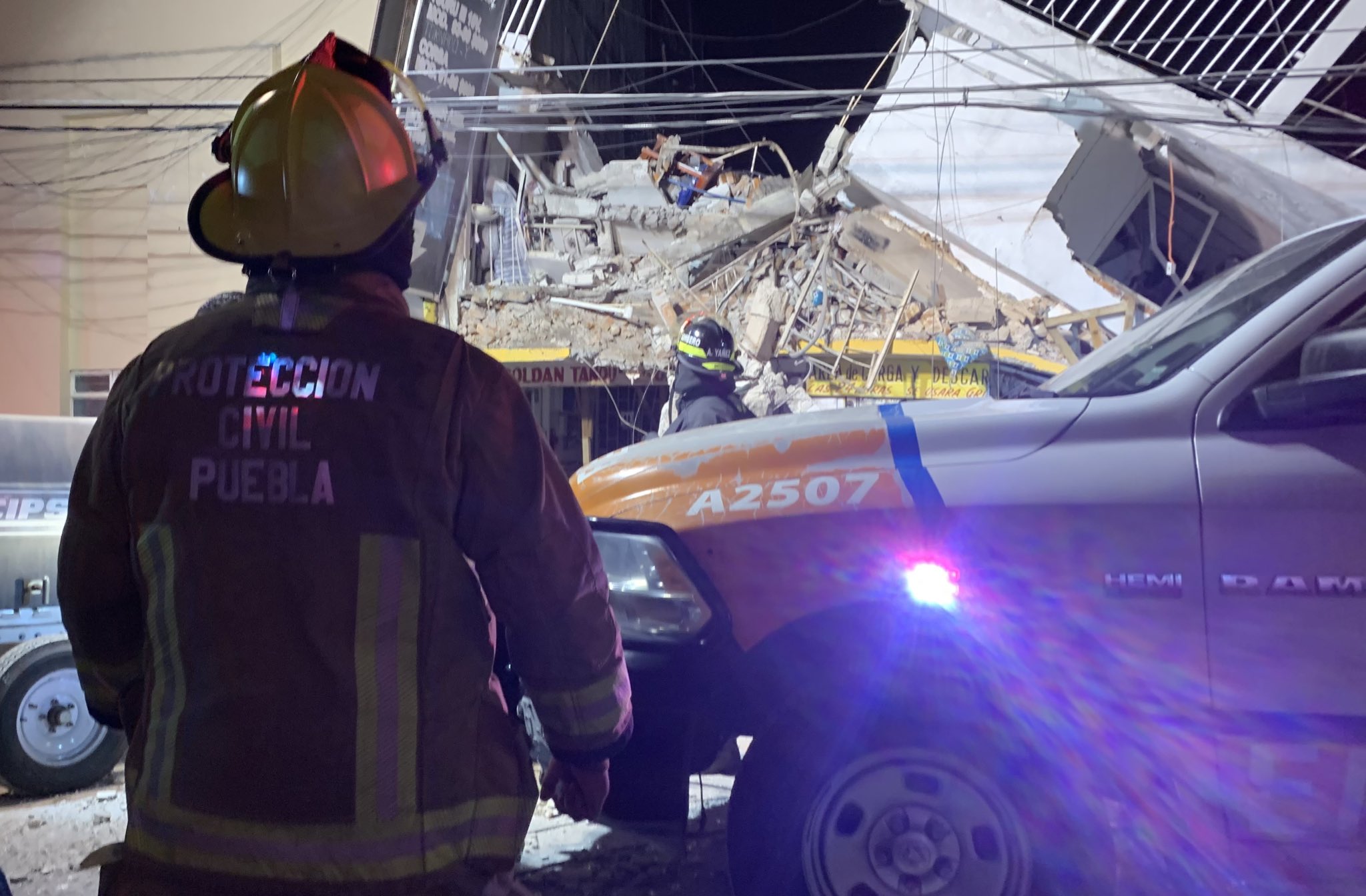 Rescate de personas tras explosión en taller de Puebla
