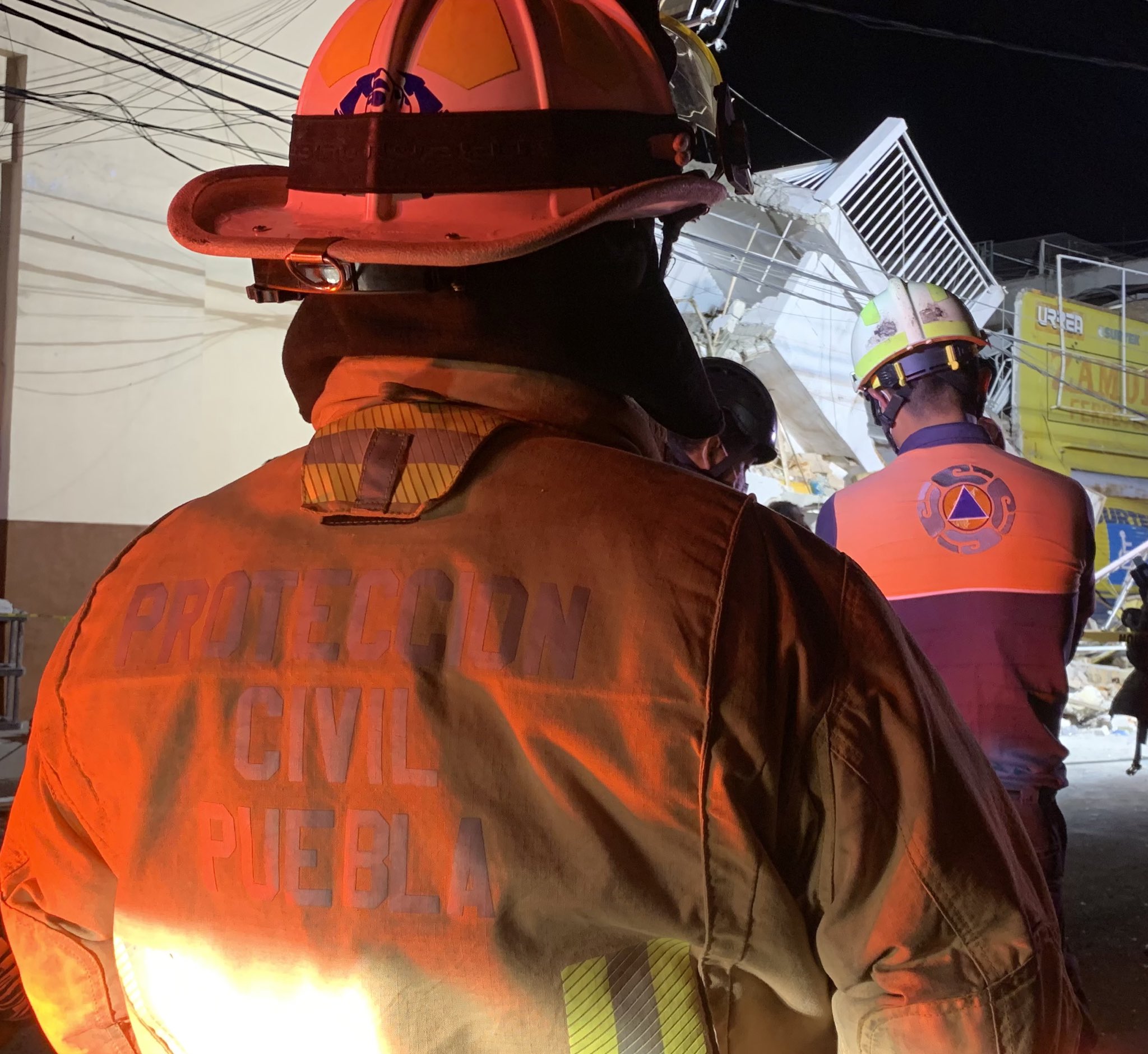 Rescate de personas tras explosión en taller de Puebla