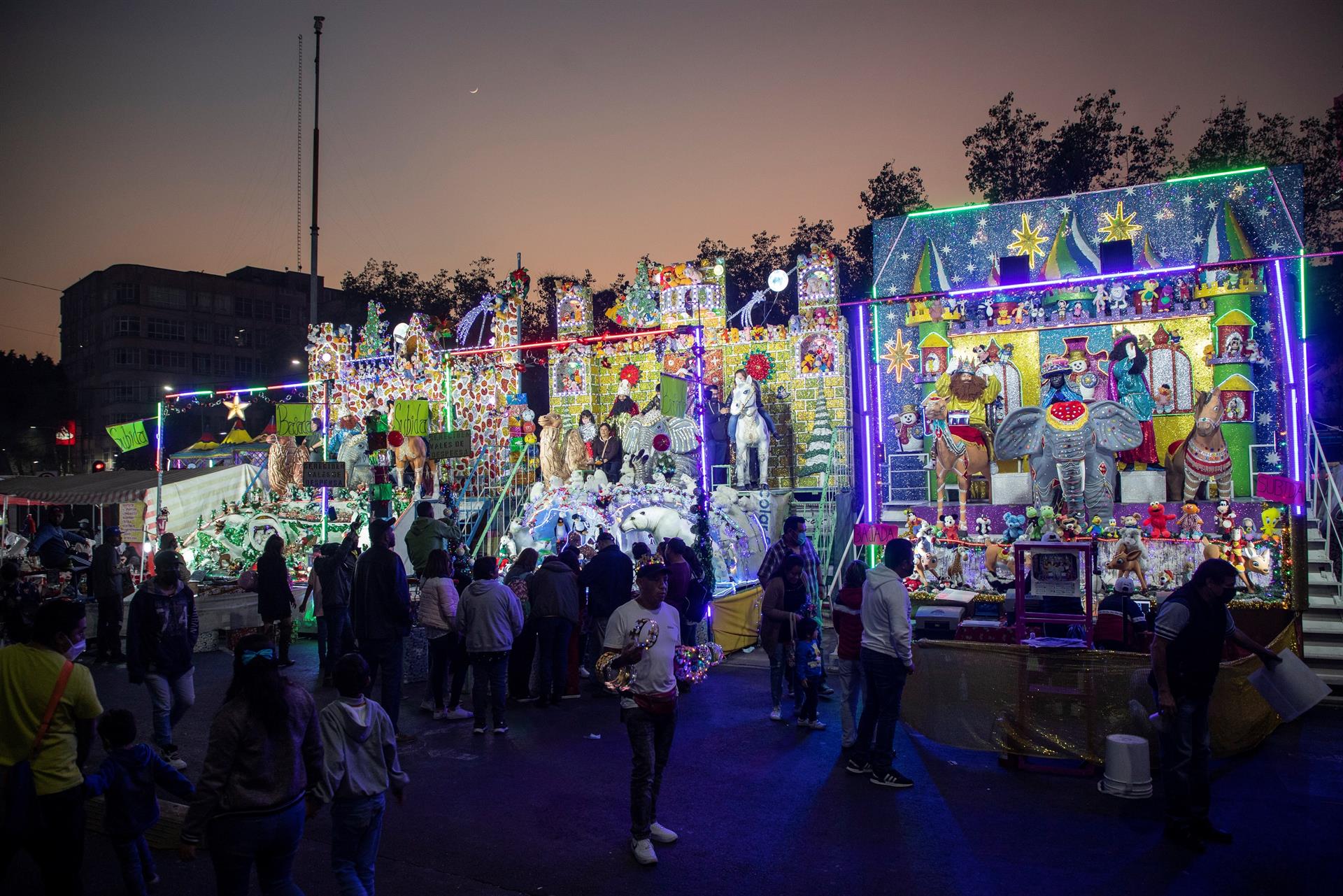Decoraciones con motivo de la festividad de los Reyes Magos en la Ciudad de México (EFE)