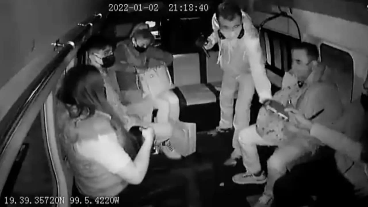 La cámara de seguridad de una combi captó el momento de un asalto ocurrido en Coacalco (FOROtv)