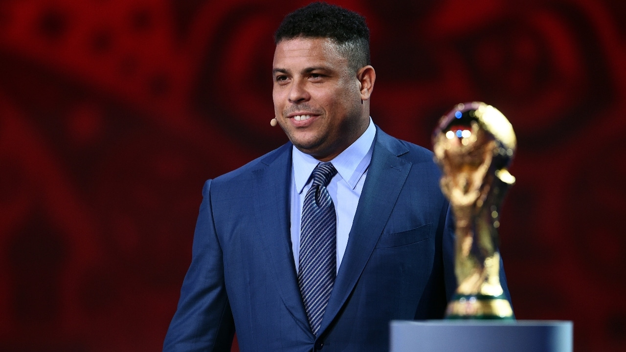 El exjugador Ronaldo Nazario sonríe durante el sorteo de la Copa Mundial 2018
