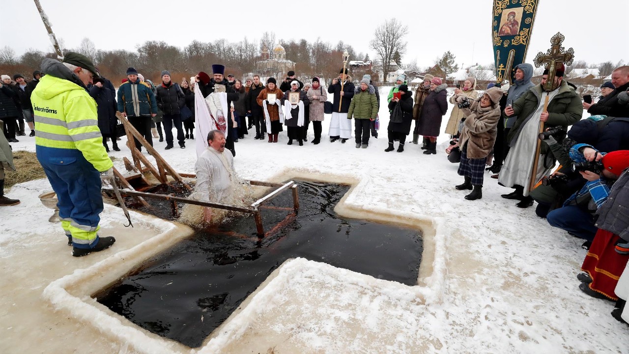 Más de 1 millón de rusos se bañan en aguas heladas por el Bautismo de Cristo