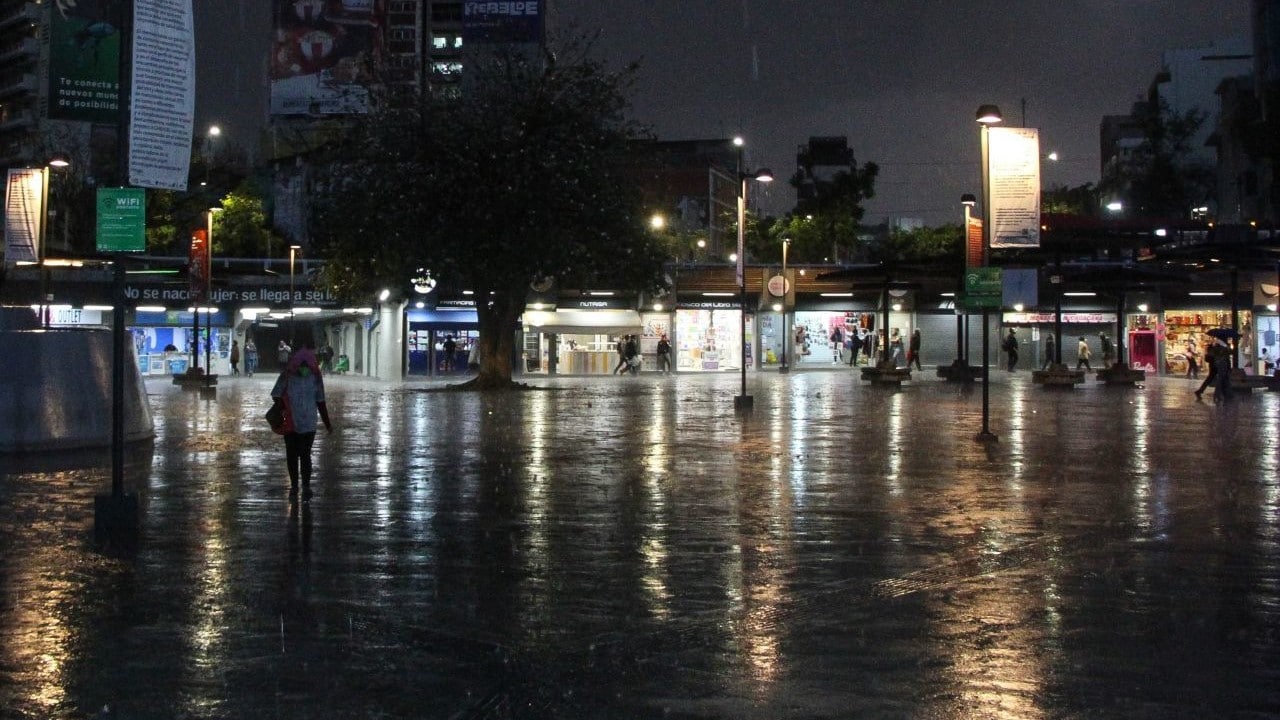 Canal de baja presión provoca fuertes lluvias en el Valle de México.