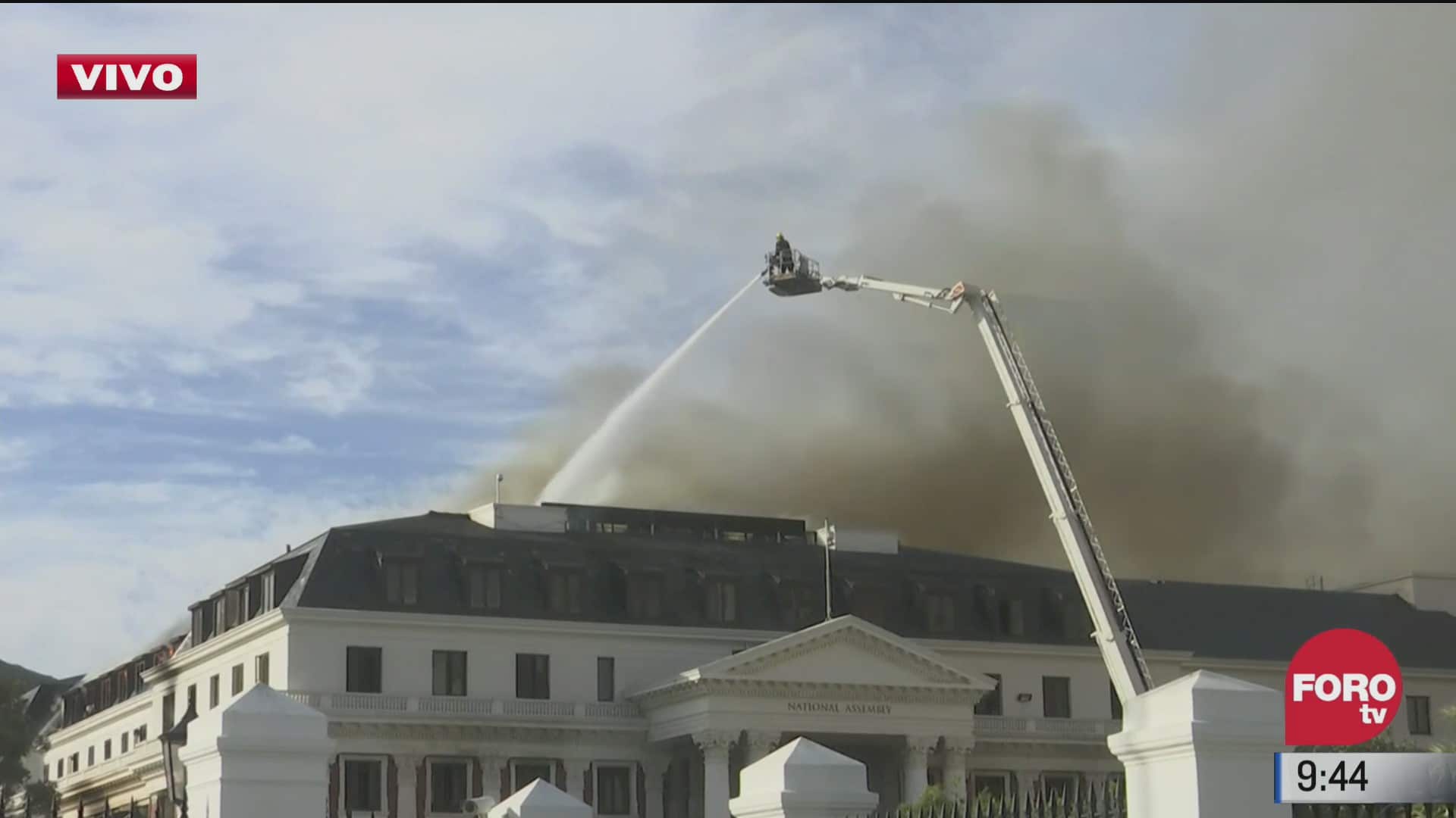 se incendia edificio del parlamento en sudafrica