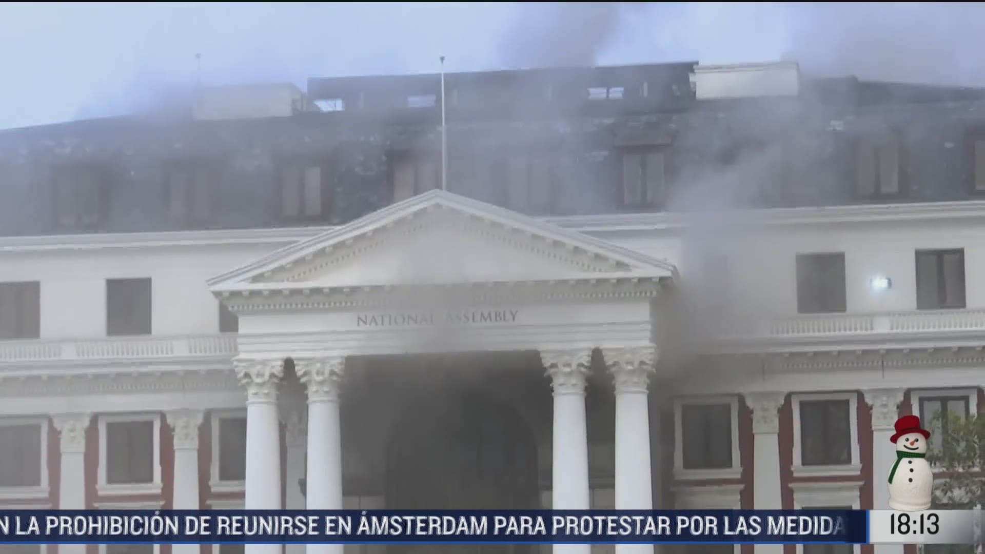 se registra incendio en el edificio del parlamento en sudafrica