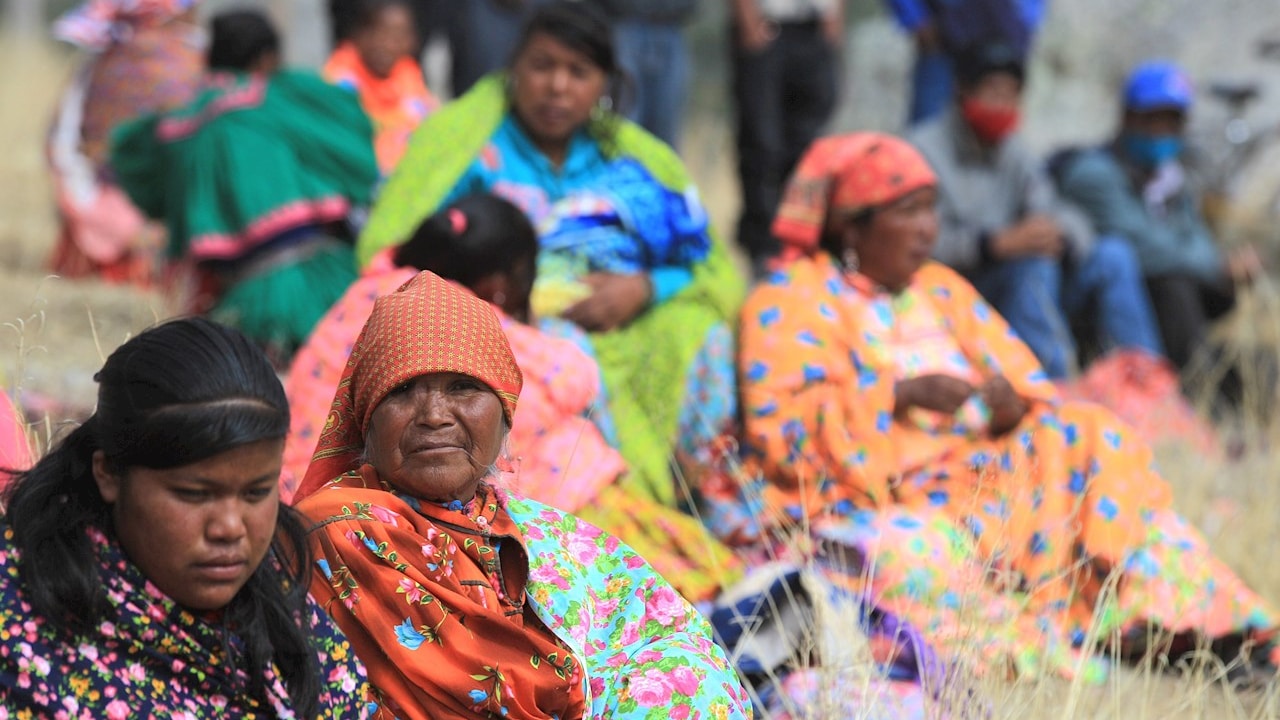 Indígenas rarámuris se reúnen para recibir ayuda alimentaria, en la comunidad de Guachochi