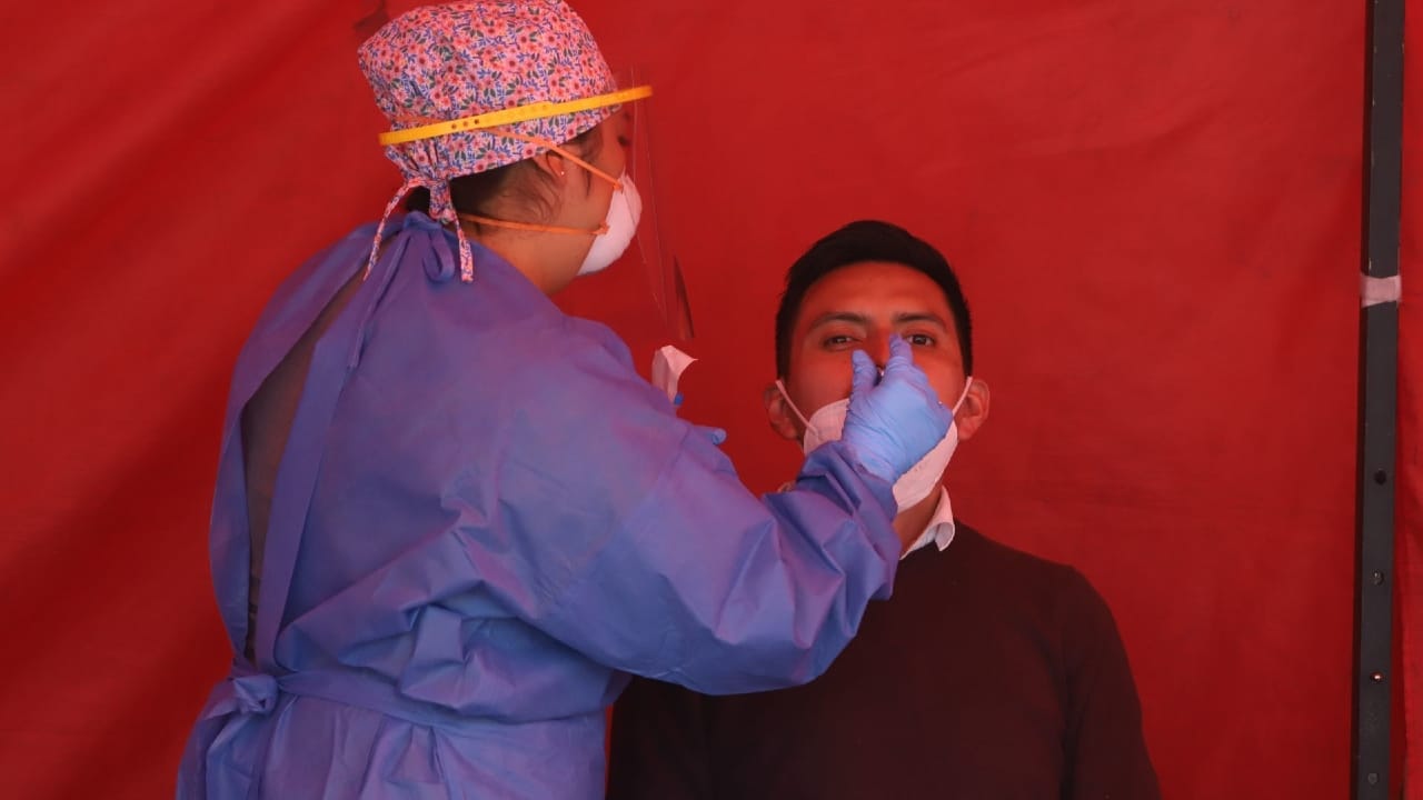 Personal de Salud realizando pruebas gratuitas de detección de covid en los distintos lugares habilitados en la CDMX.