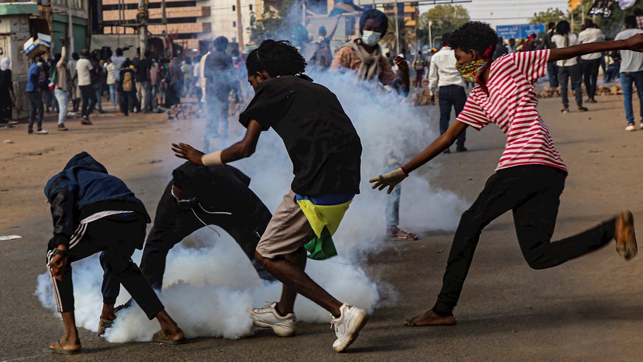 Fuerzas de seguridad lanzan gases lacrimógenos contra manifestantes en Sudán