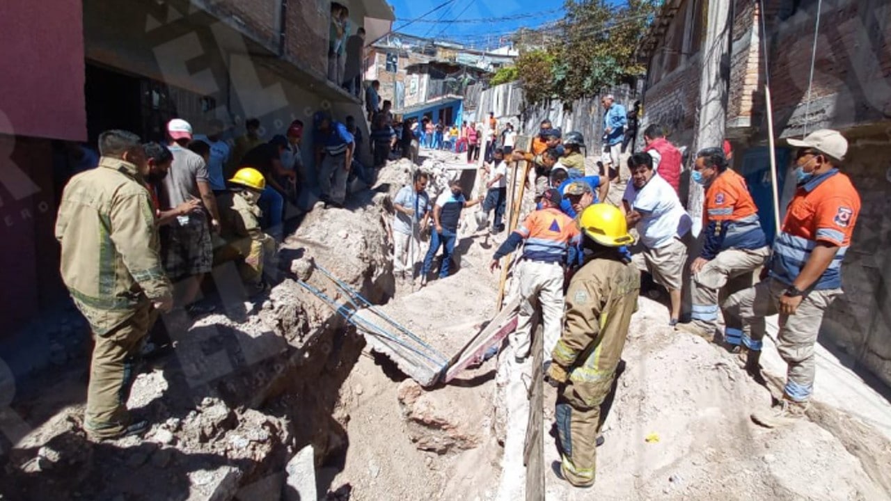 Muere uno y cuatro resultan heridos tras ser sepultados por alud de tierra en Chilpancingo
