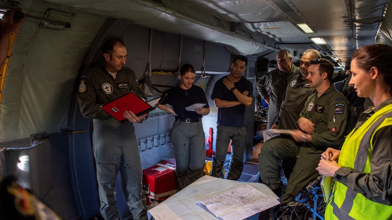 Trabajo de la tripulación a bordo de un vuelo de vigilancia de la Fuerza Aérea de Nueva Zelanda sobre Tonga (Reuters)