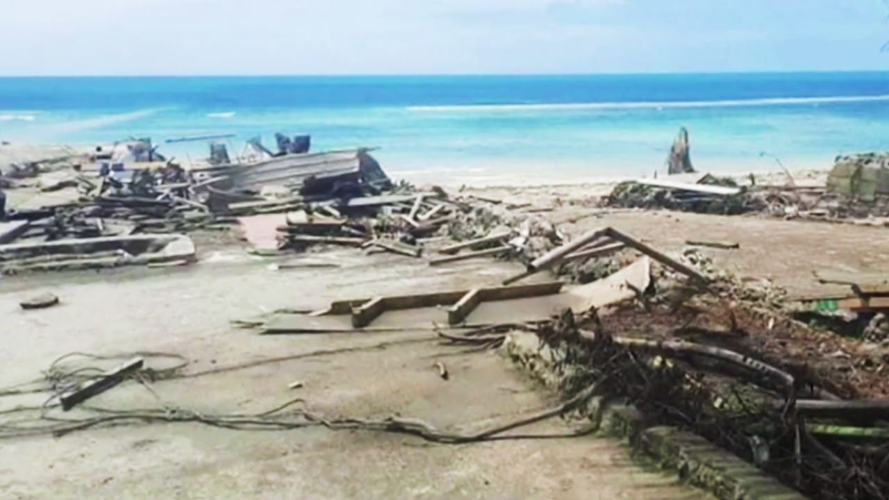 Habitantes de Tonga envían primeras imágenes durante y después de la erupción del volcán submarino