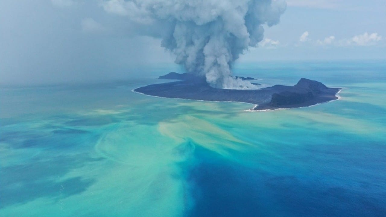 Muere primera persona en Tonga tras erupción de volcán submarino