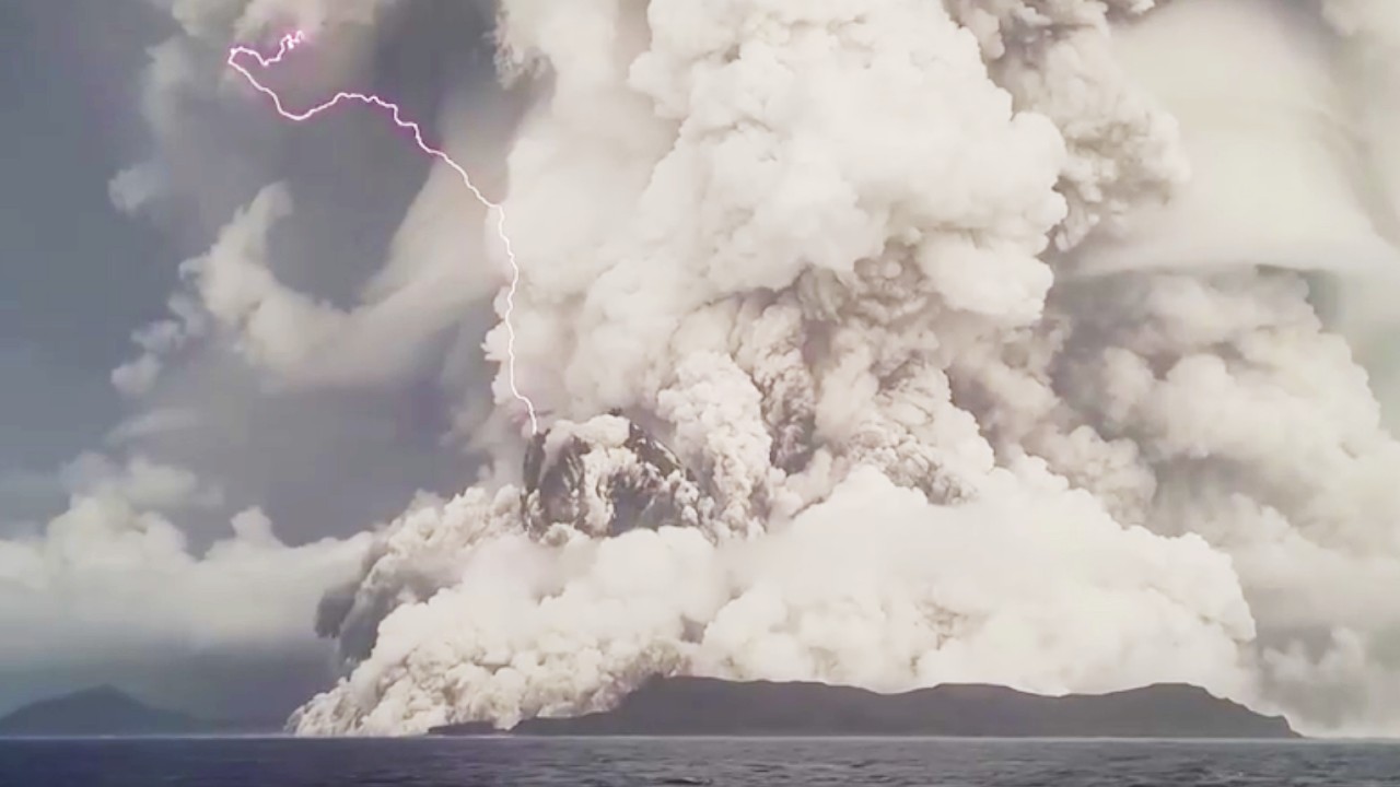 Aviones evalúan daños por la erupción del volcán submarino en Tonga y el tsunami