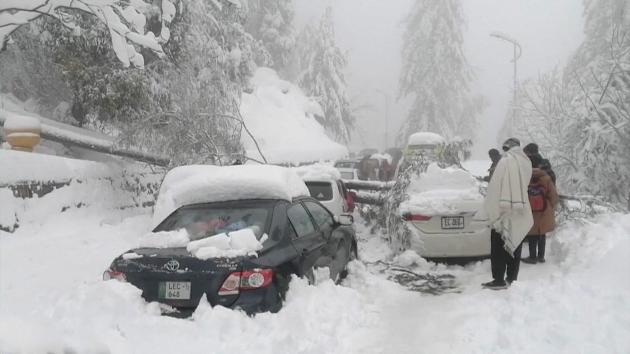 Tormenta de nieve en Pakistán deja al menos 22 muertos tras quedar atrapados en sus coche