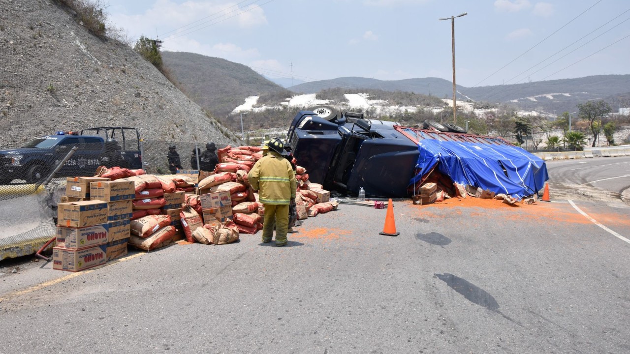 Vientos de más de 100 kilómetros provocan volcadura de tráiler en Oaxaca