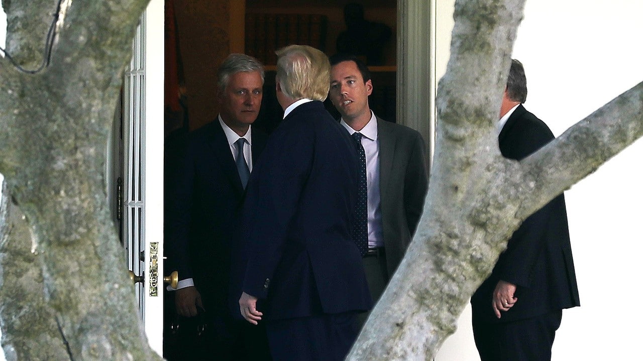 El expresidente de Estados Unidos, Donald Trump, habla con Robert O'Brien y Judd Deere (Getty Images)
