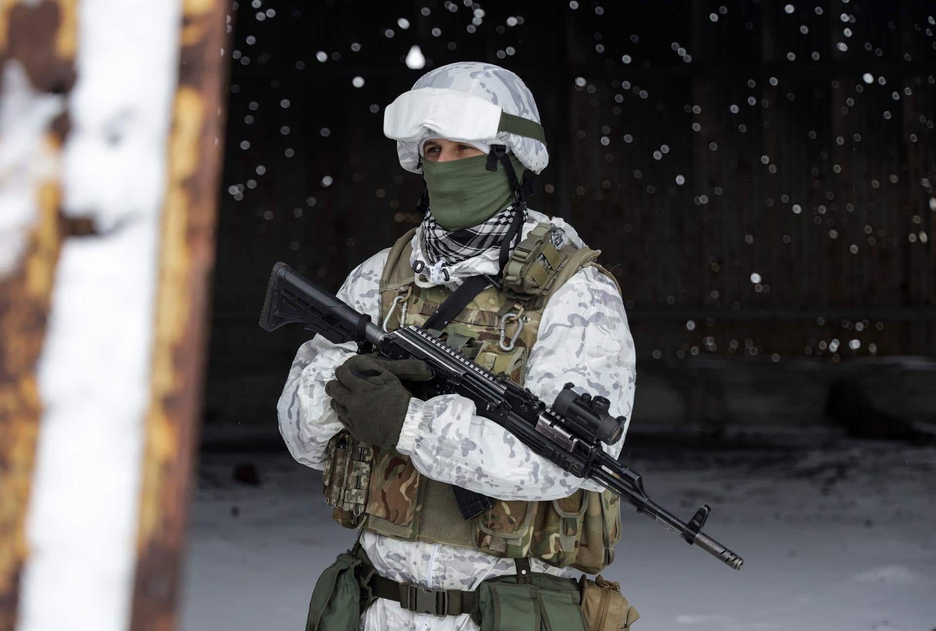 Militar ucraniano asiste a una posición en primera línea cerca de la aldea de Avdiivka (EFE)
