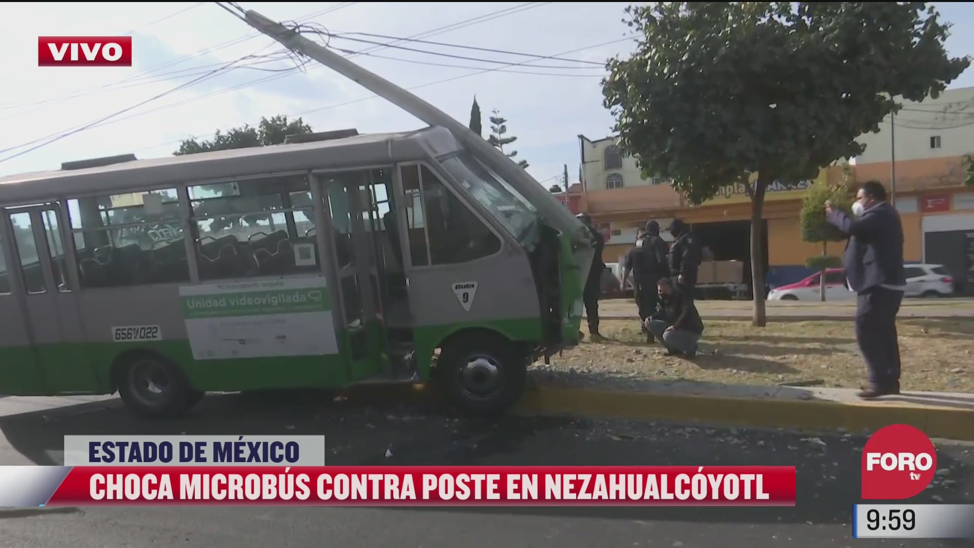 unidad de transporte publico se impacta contra un poste en nezahualcoyotl