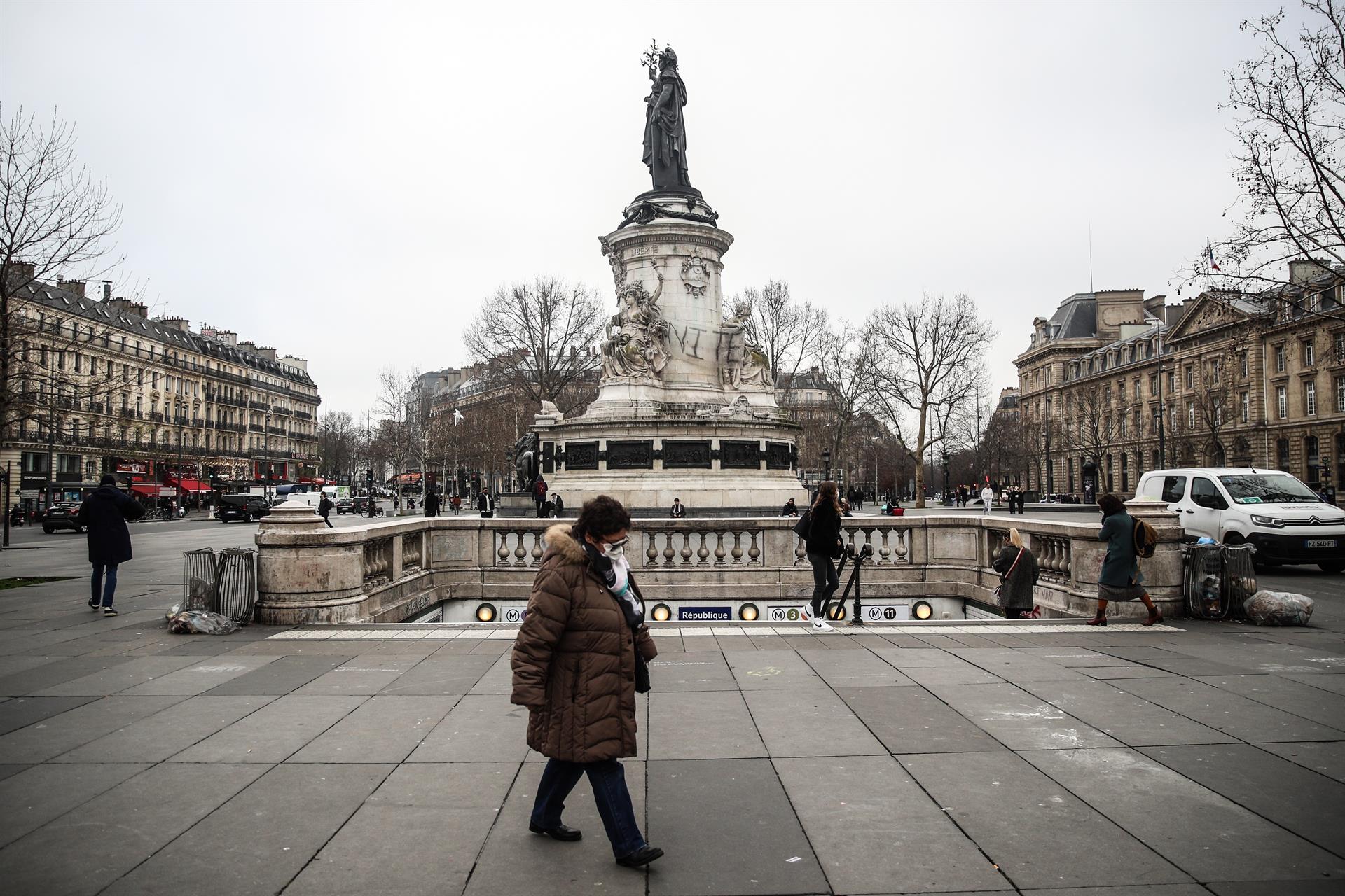 Francia veta a no vacunados contra covid-19 de restaurantes