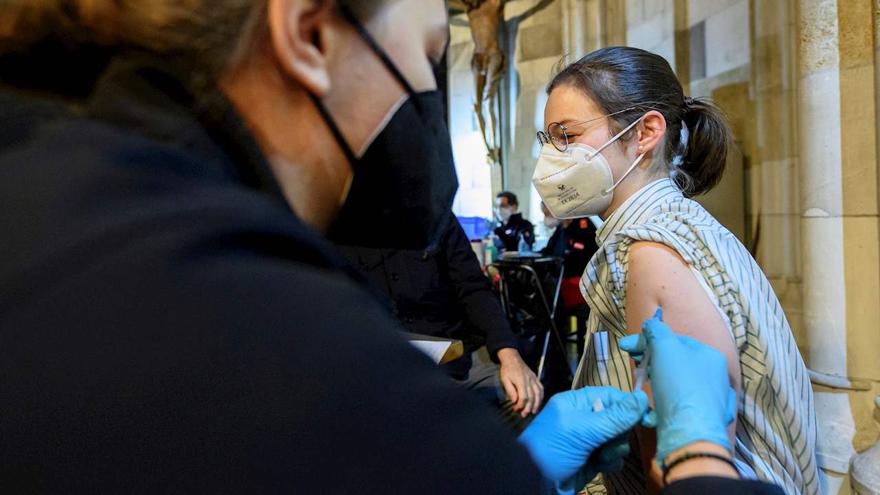 Una mujer recibe una vacuna contra la covid en Viena, Austria