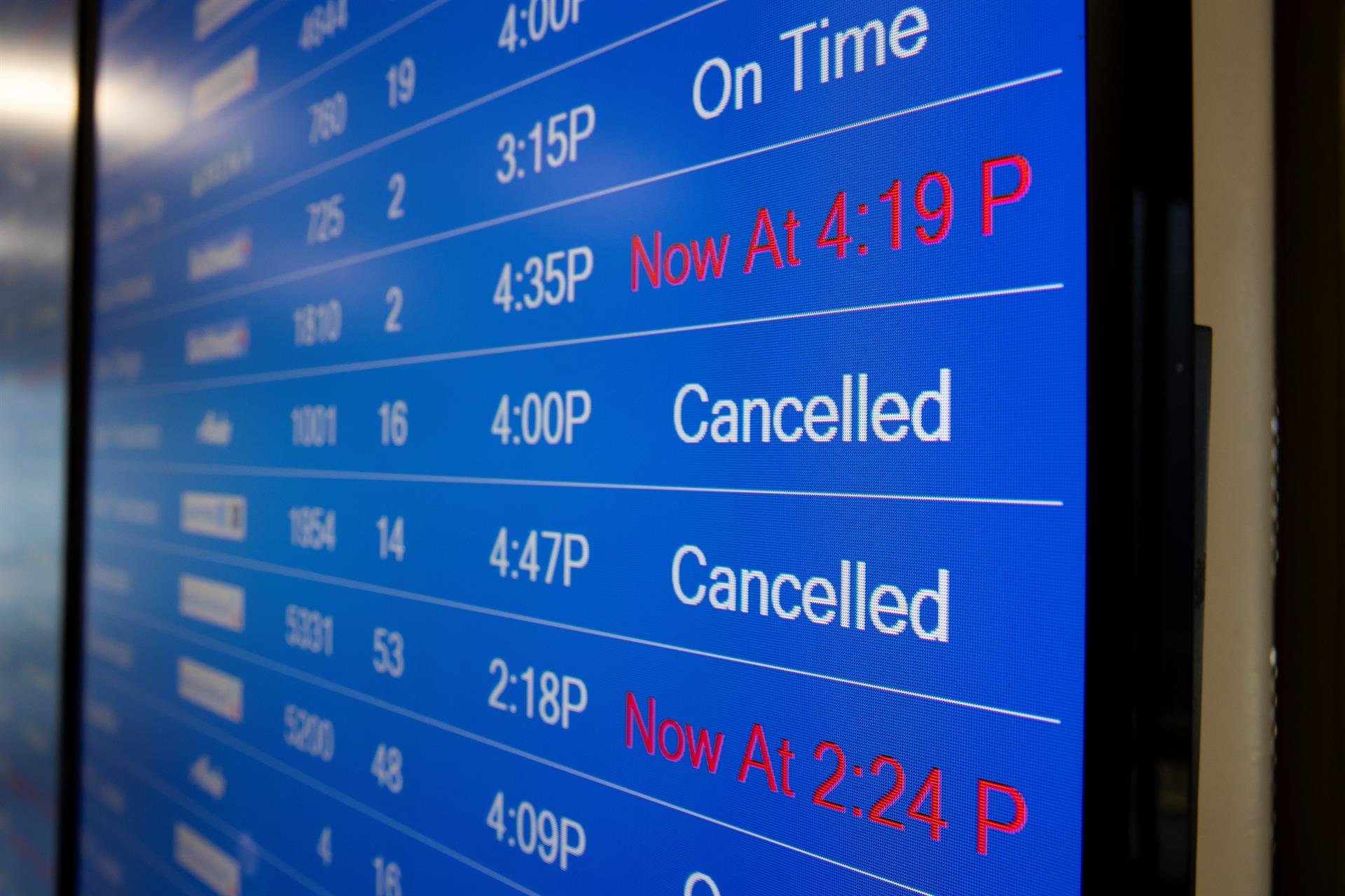 Pantallas muestran cancelaciones de vuelos en Estados Unidos (EFE)