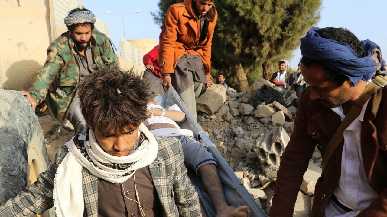 Al menos 70 personas mueren tras bombardeo en cárcel de Yemen.