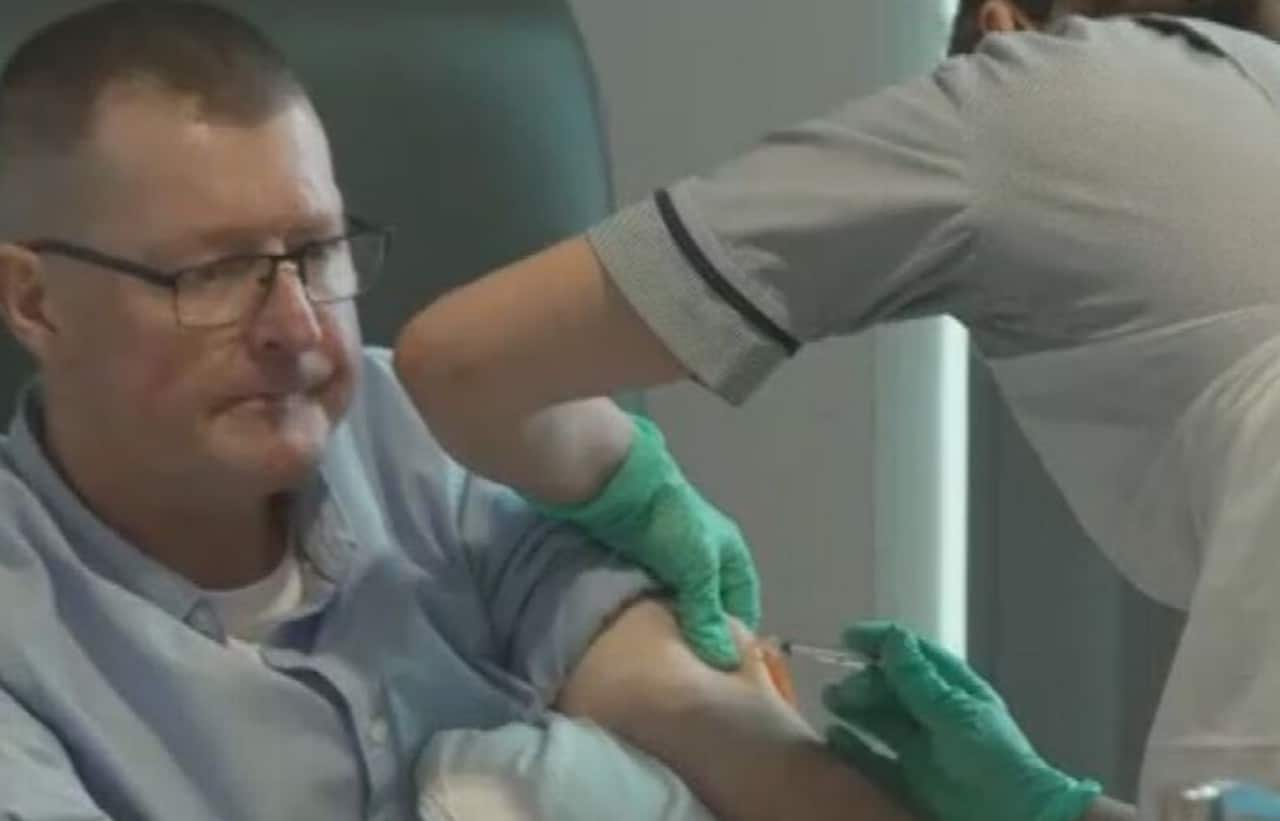 Inglaterra: Papá recibe vacuna a la medida contra el cáncer