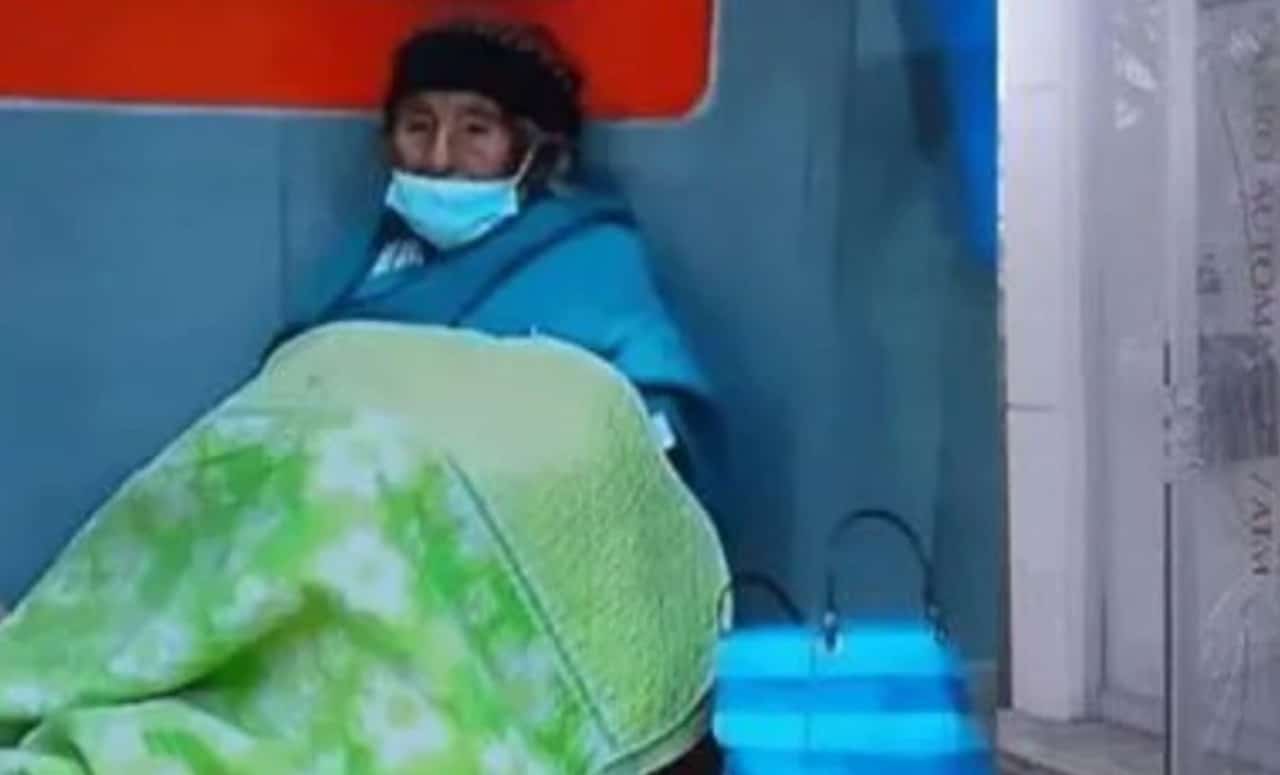 Bolivia: Adulta mayor duerme en cajero esperando a su hijo