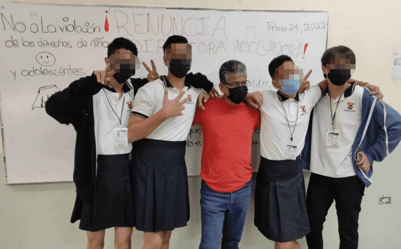 Alumnos de Sinaloa van en falda al colegio por protesta