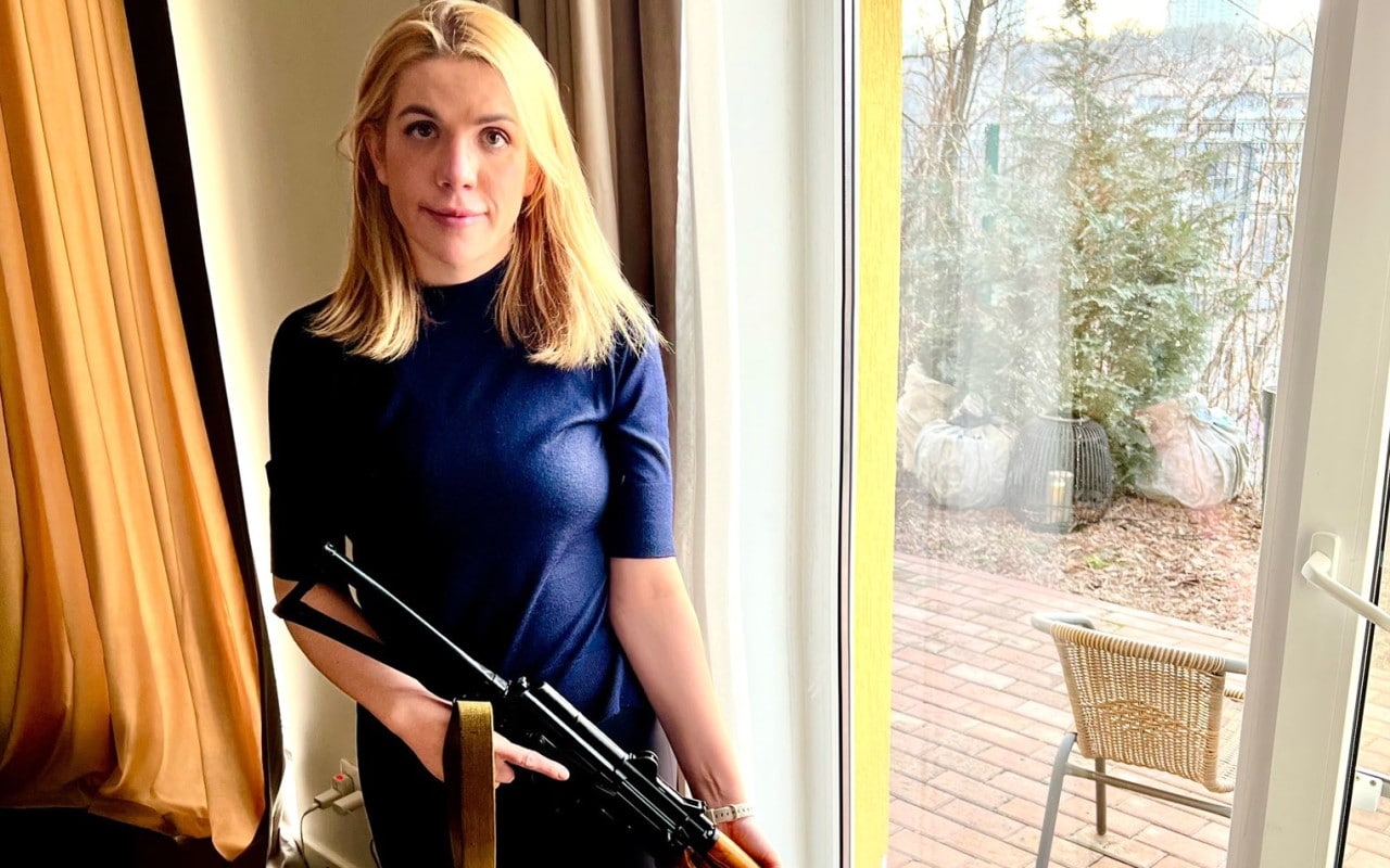Mujer congresista de Ucrania aparece armada en redes