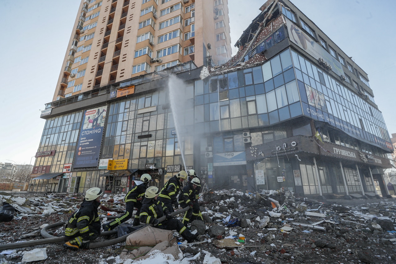 Misil ruso impacta en edificio residencial en Kiev: Video