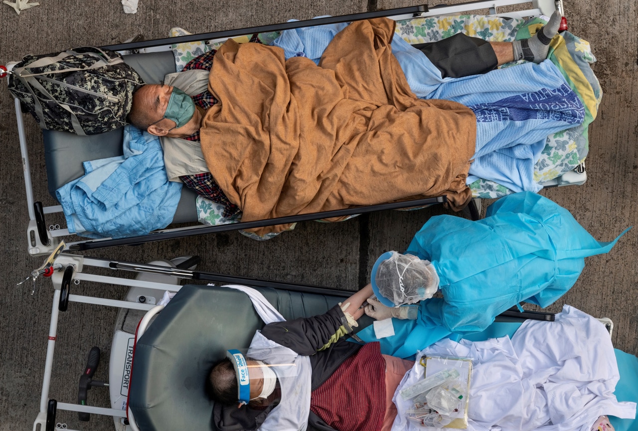 Pacientes con covid en Hong Kong son atendidos en la calle