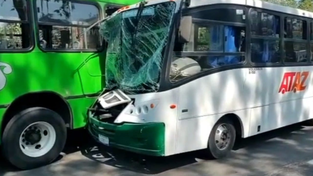 Accidente de unidades de transporte público deja a al menos 15 lesionados en Xalapa.