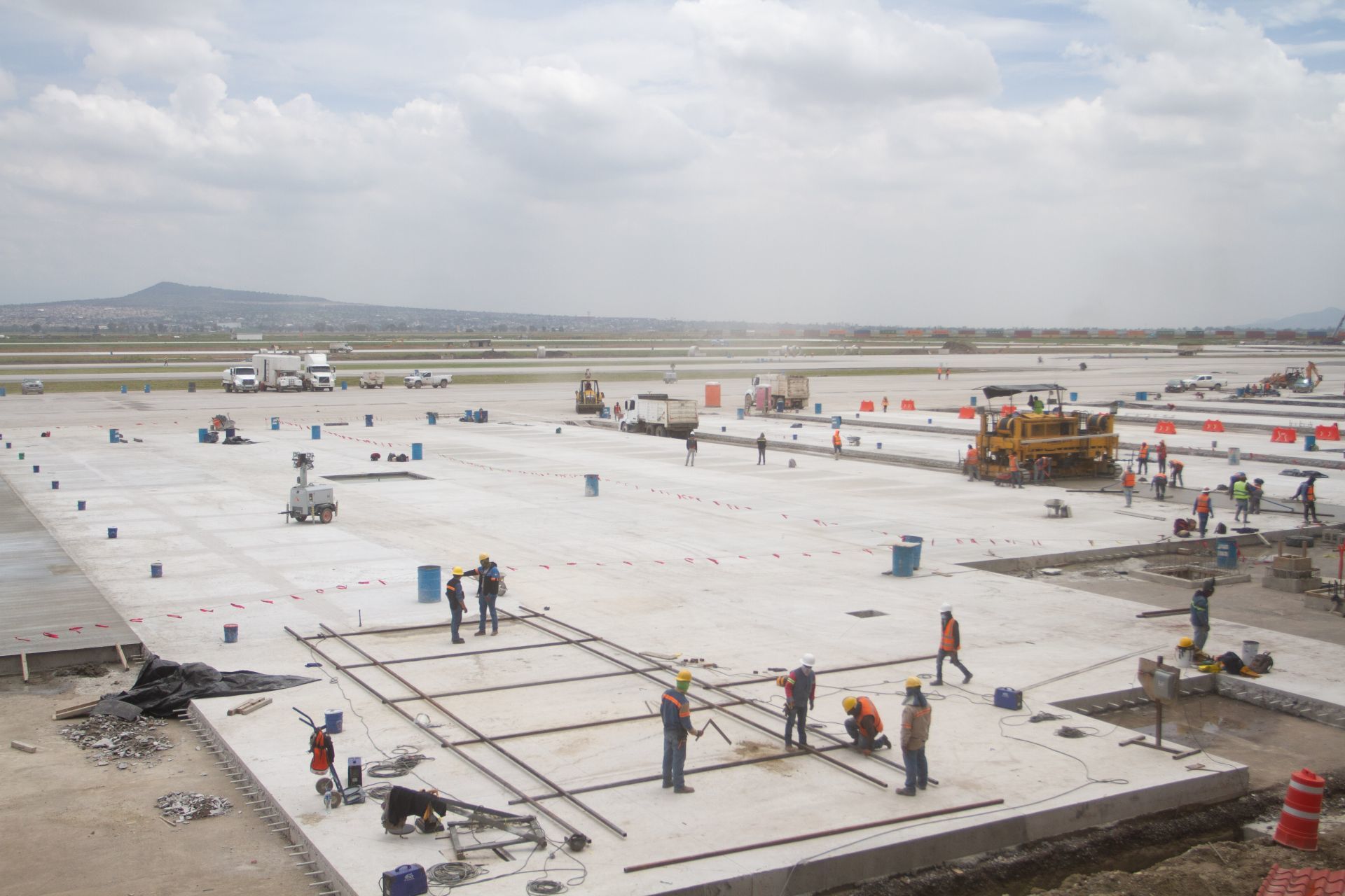 Se realizó un recorrido para medios de las obras del Aeropuerto Internacional Felipe Angeles (AIFA) en Santa Lucía, en el que se tiene planeado ejecutar las 61 operaciones por hora spermitidas en el AICM una vez que se recuperen los niveles de tráfico