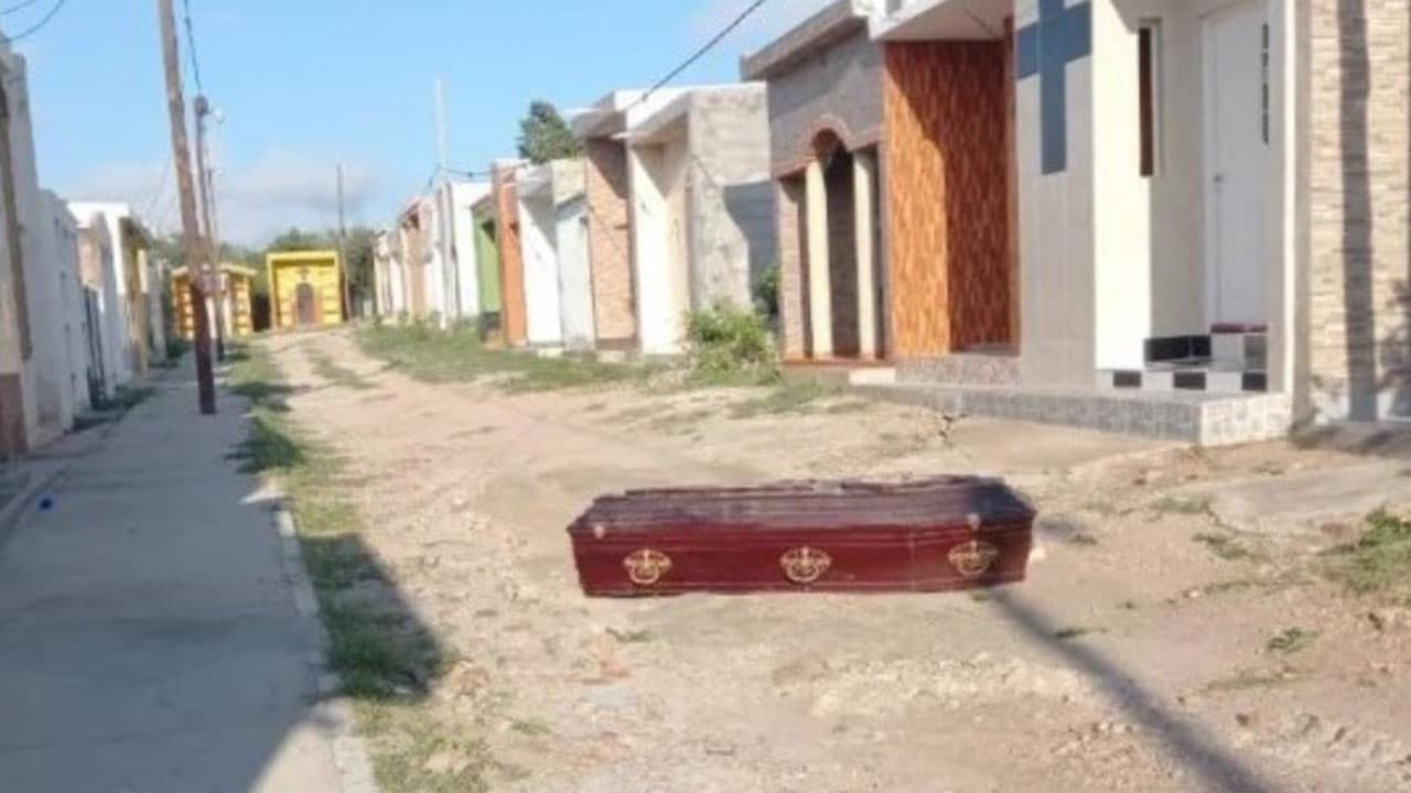 Albañil fue cementerio encontró féretro hijo tirado