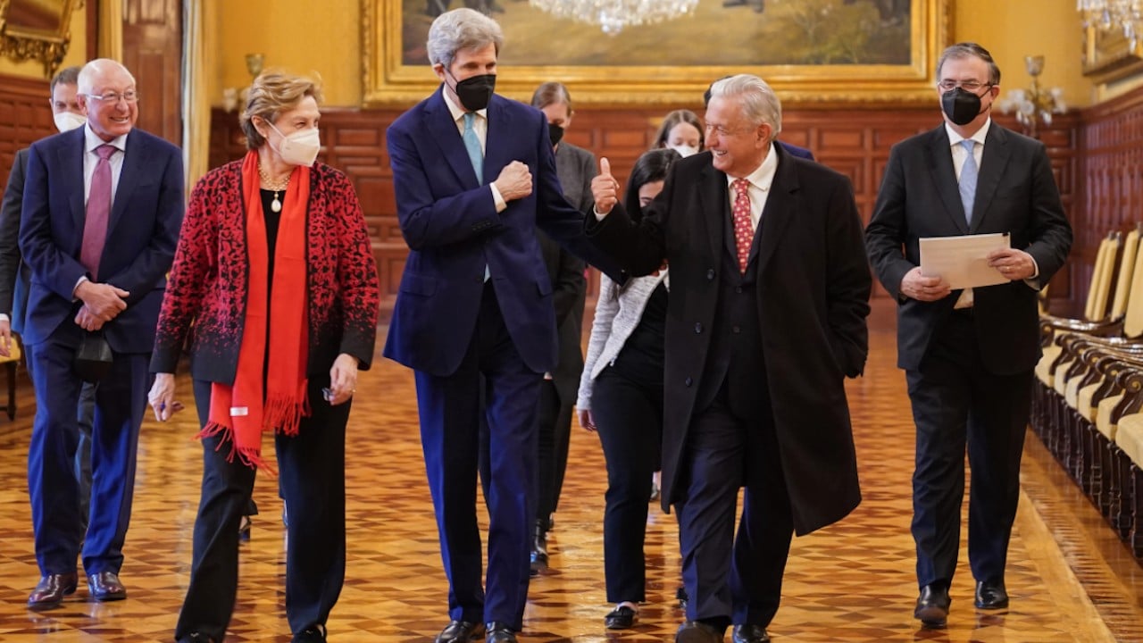 El presidente de México, Andrés Manuel López Obrador, tras reunirse en Palacio Nacional con el enviado especial presidencial para el Clima de la Casa Blanca, John Kerry (Twitter: @lopezobrador_)