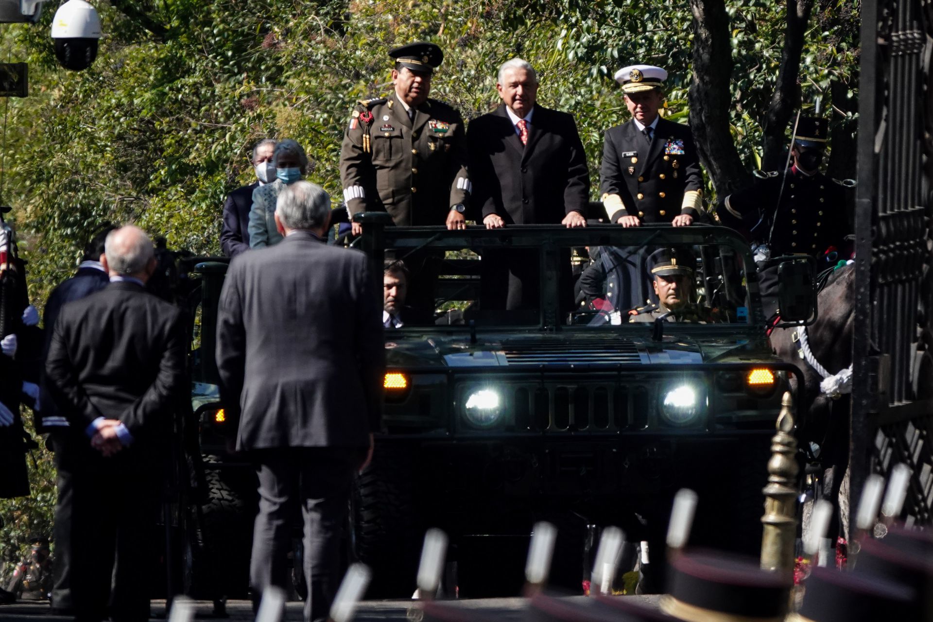 Andrés Manuel López Obrador arriba al Castillo de Chapultepec para la ceremonia del 109 aniversario de la Marcha de la Lealtad