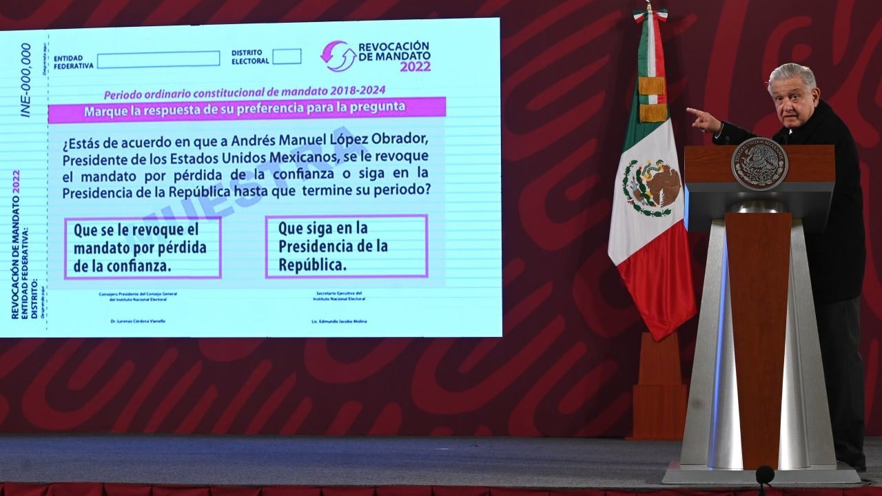 Andrés Manuel López Obrador, presidente de México, muestra la pregunta que se le realizará a la gente que participe en la Revocación de Mandato