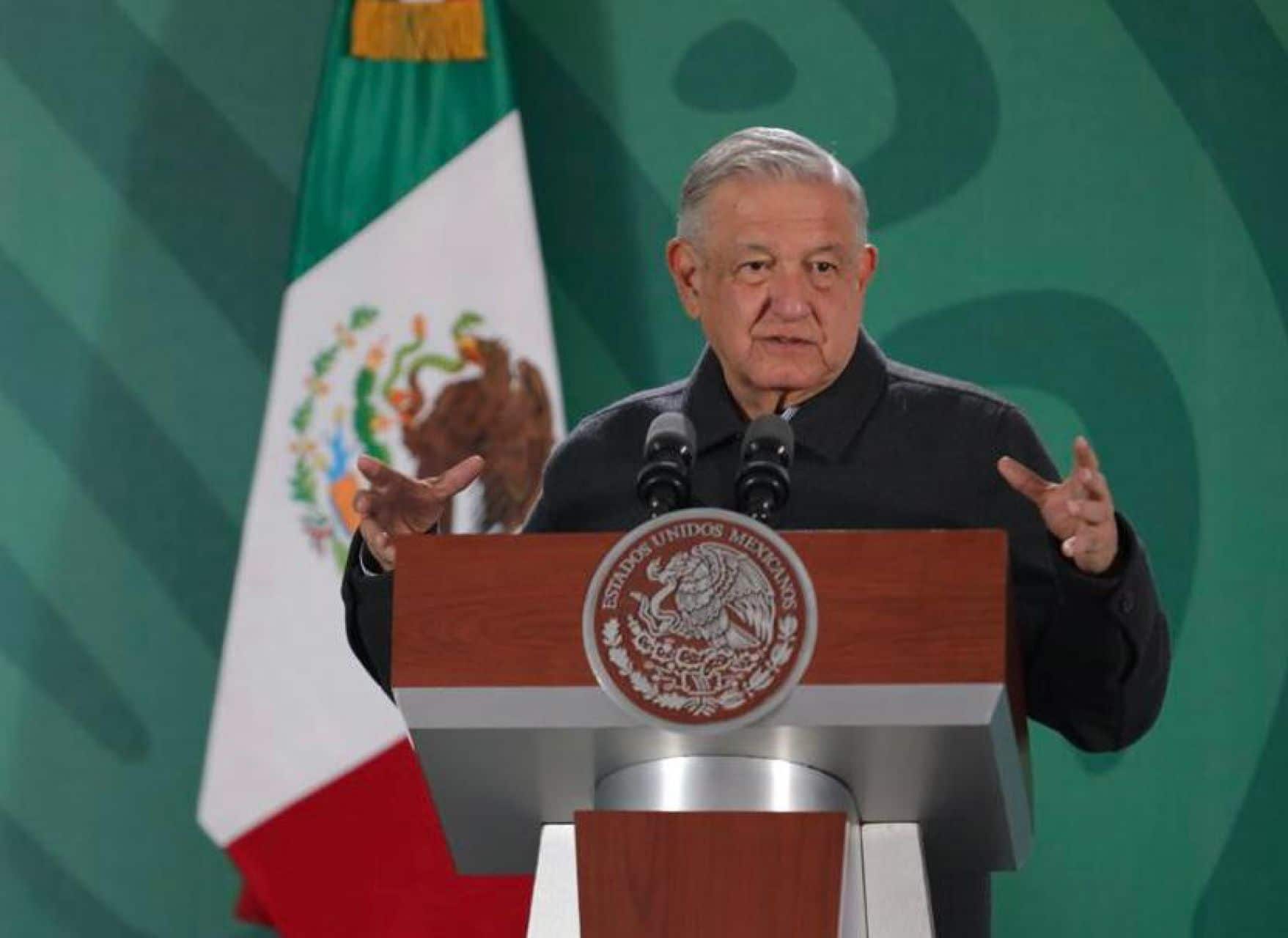El presidente Andrés Manuel López Obrador habla de los servicios de Salud durante la conferencia mañanera desde el estado de Tlaxcala