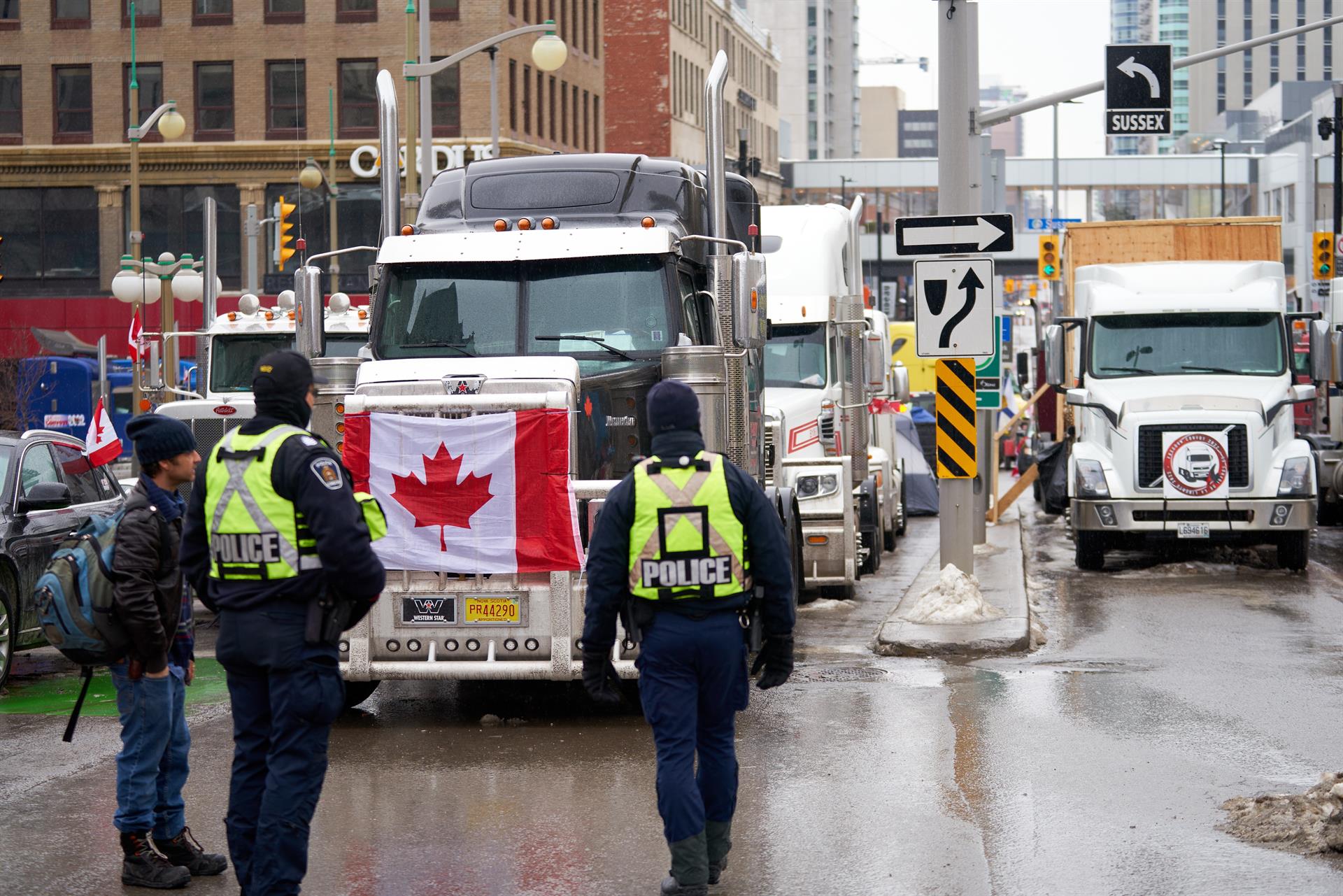 Protesta de camioneros antivacunas covid en Canadá (EFE)