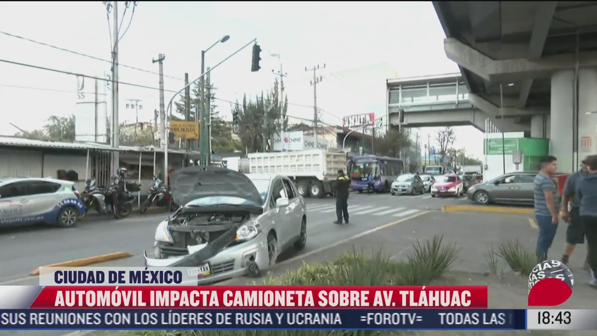 automovil impacta camioneta en avenida tlahuac