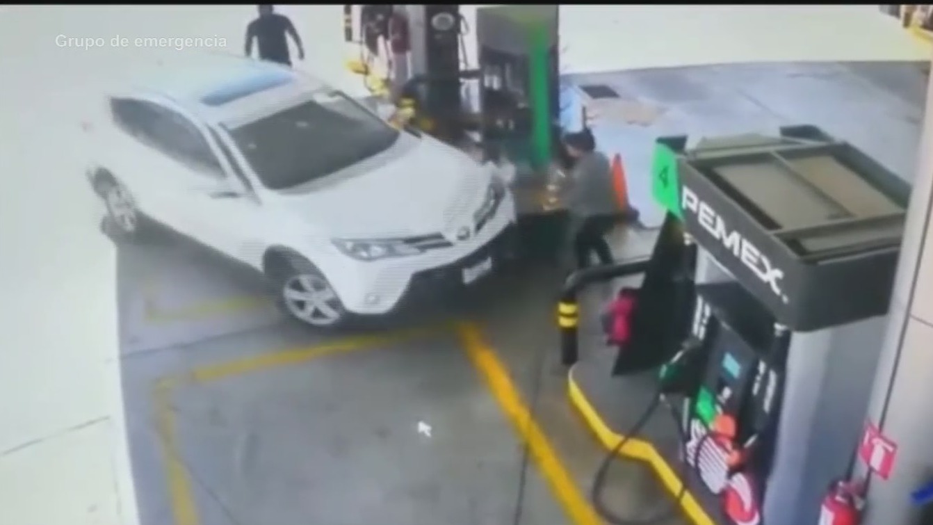 automovilista arrolla a dos personas en gasolinera de puebla