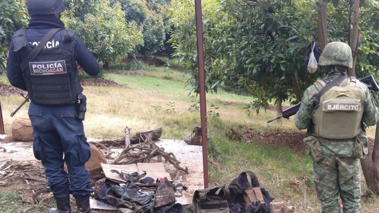 Autoridades desmantelan y queman narcocampamentos en municipios de Michoacán