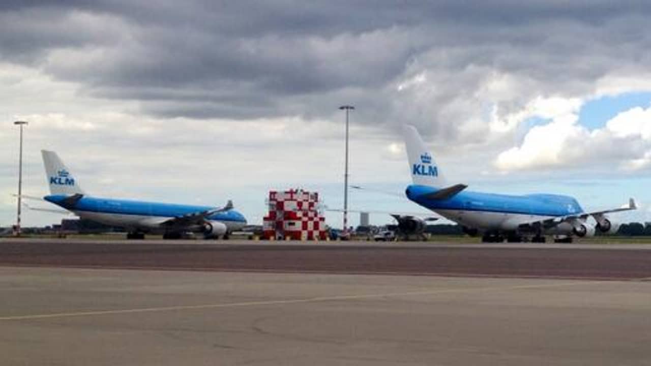 La aerolínea holandesa KLM canceló vuelos a Ucrania hasta nuevo aviso, dijo la compañía el sábado.
