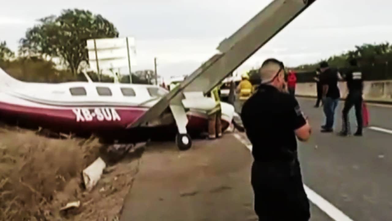 Avioneta aterriza de emergencia sobre la autopista Mazatlán-Culiacán