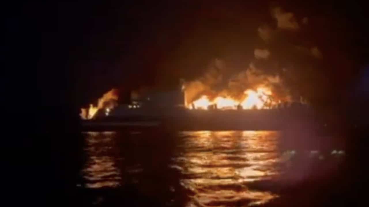 Barco en Grecia se incendia con casi 300 personas a bordo