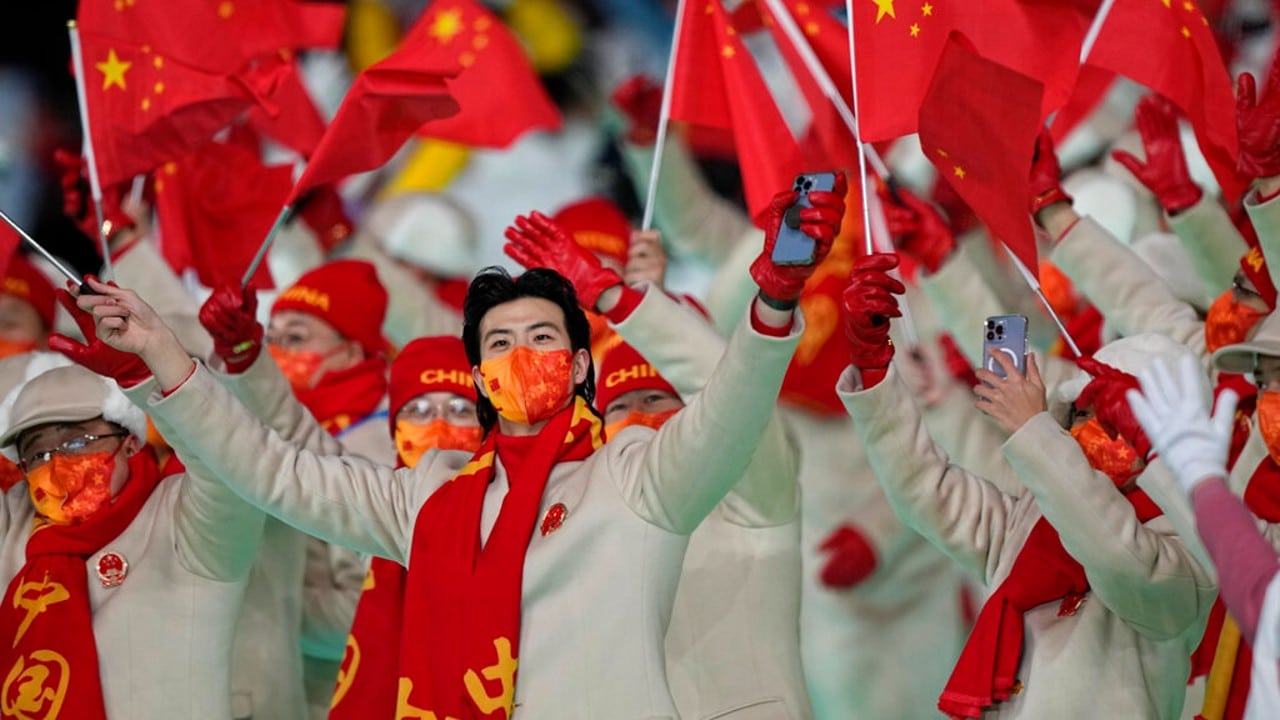 El equipo de China llega durante la ceremonia inaugural de los Juegos Olímpicos de Invierno de 2022,