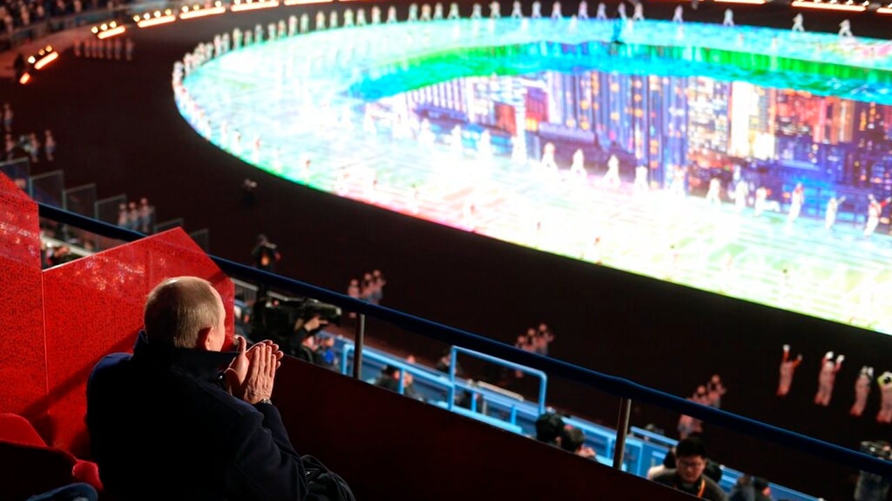 El presidente de Rusia, Vladimir Putin, aplaude durante la inauguración de los Juegos Olimpicos de Invierno de Beijing 2022.