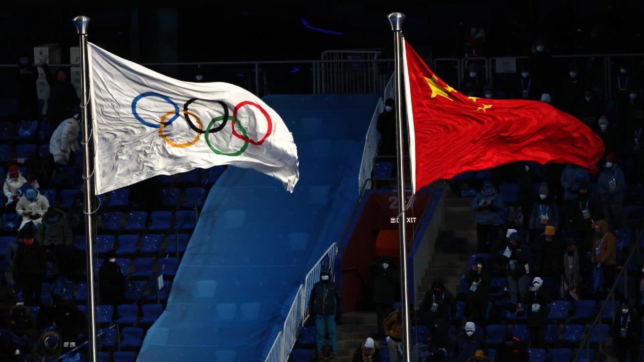 Las banderas de los Juegos Olímpicos y China